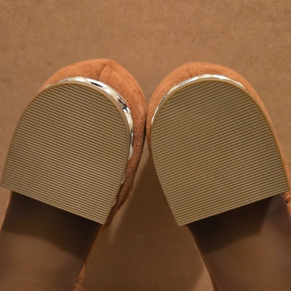 Elegant Tan Peep-Toe Flats - Picture 6 of 10